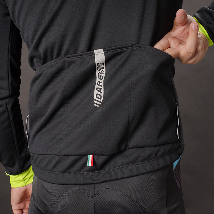 VENTURESHIELD THERMAL CYCLING JACKET-DETAIL-BACK POCKETS AND REFELCTIVE TRIM